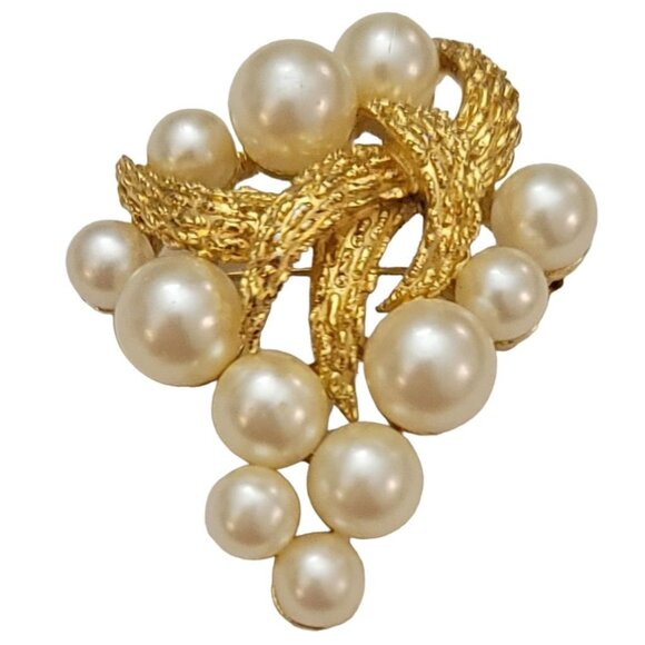 Trifari Crown Over T Gold Tone Faux Pearl Grape Cluster Brooch Pin, Signed M748 - Picture 7 of 7